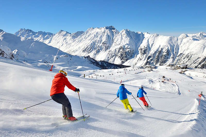 Skigebiet mit Skifahrern in Ischgl in Tirol