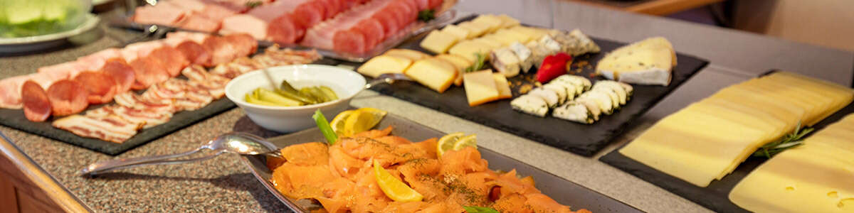 Frühstücksbuffet mit Lachs, Wurst, Käse im Hotel Persura in Ischgl