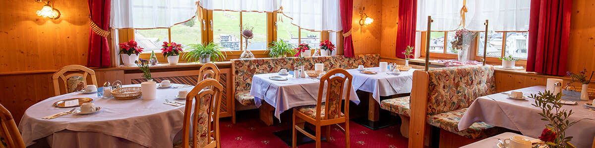 Frühstücksraum mit Aussicht im Hotel Persura in Tirol