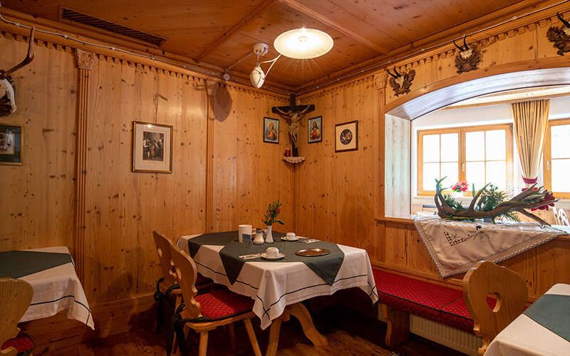 Breakfast room in wooden parlor at Hotel Persura