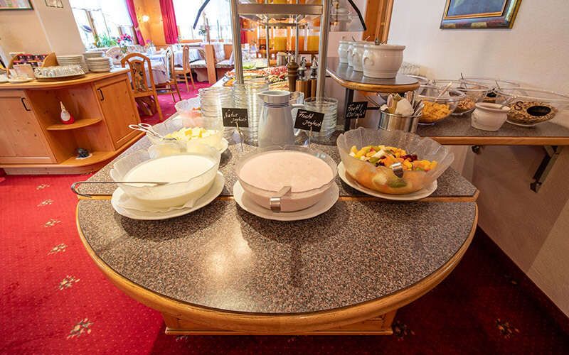 Frühstück mit Joghurt und Müsli im Hotel Persura