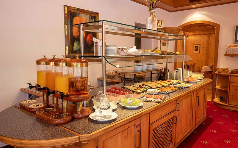 Counter with breakfast buffet at Hotel Persura