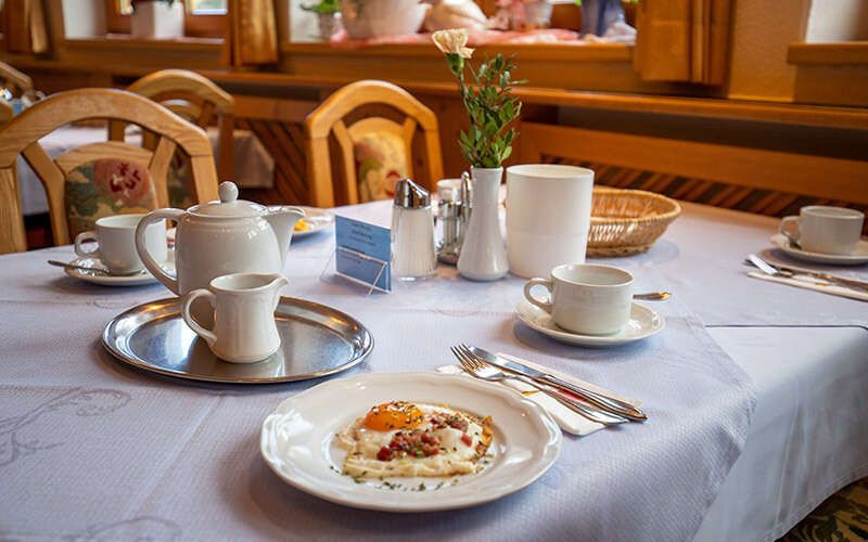 Fried egg for breakfast in the cozy lounge at Hotel Persura