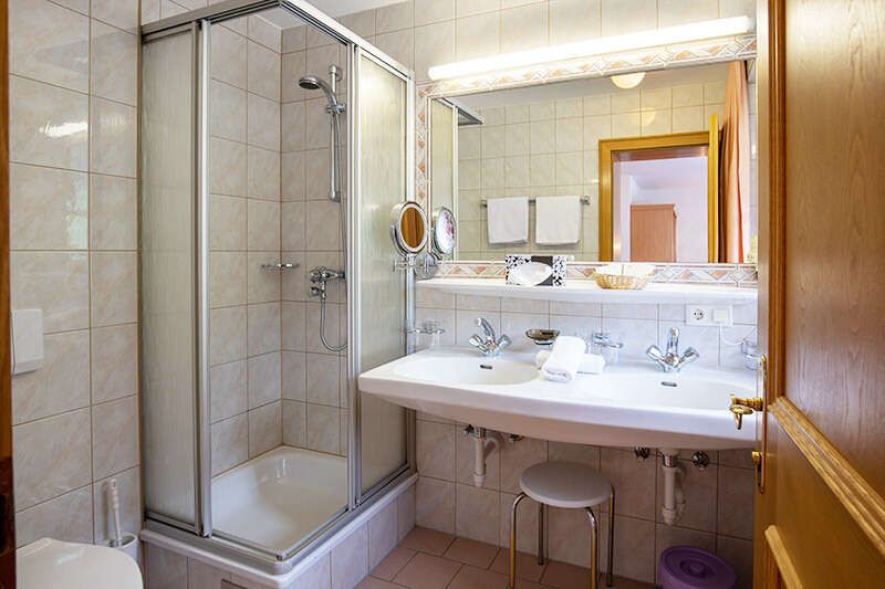 Comfort Doppelbettzimmer mit Badezimmer und Dusche im Hotel Persura