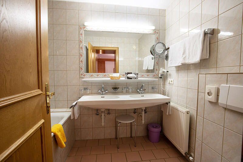 Badezimmer mit Wanne im DZ Superior für 2–3 Personen