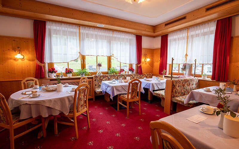 Breakfast room at Hotel Persura in Ischgl