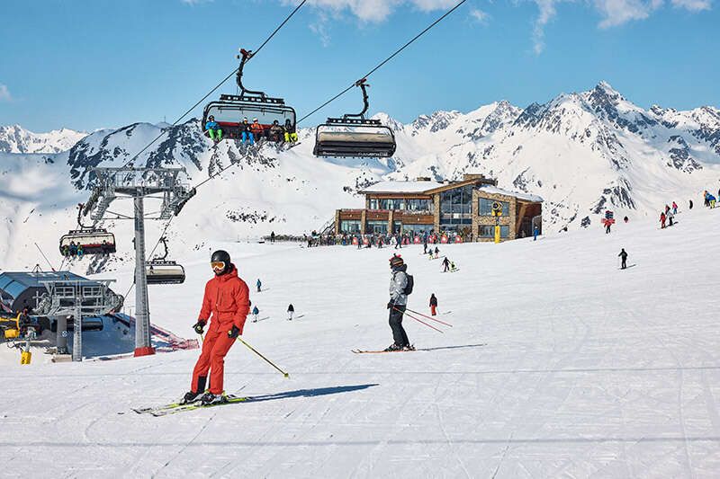 Skigebiet Ischgl mit Seilbahn und Skifahrern