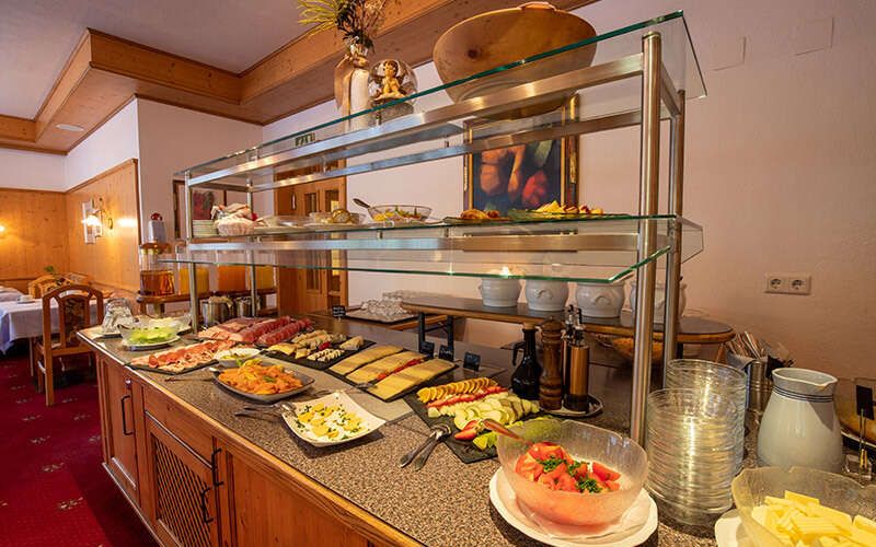 Herzhaftes Frühstücksbuffet mit Lachs, Käse etc im Hotel Persura