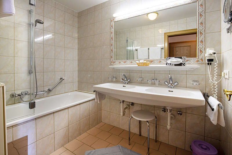 Badezimmer mit Wanne im Doppelbettzimmer Superior 